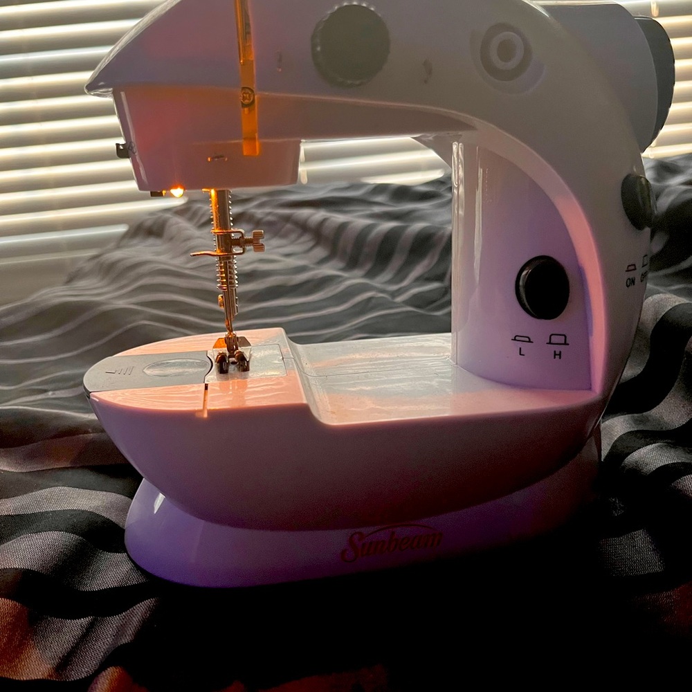 Sun Beam Sewing Machine without Thread.